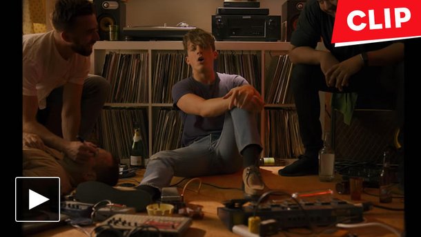 Charlie Puth se sent seul dans le clip de «The Way I Am»