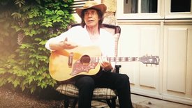 Mick Jagger montre comment être productif pendant le confinement ! Drôle et Génial !