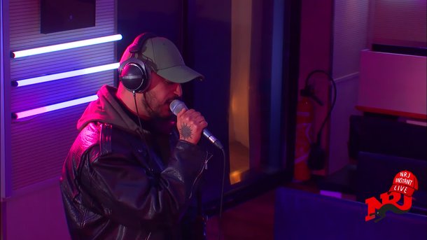 Slimane chante "Viens on s'aime" dans l'Instant Live de Double F