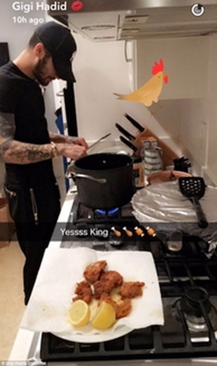Zayn Malik enlève un tatouage