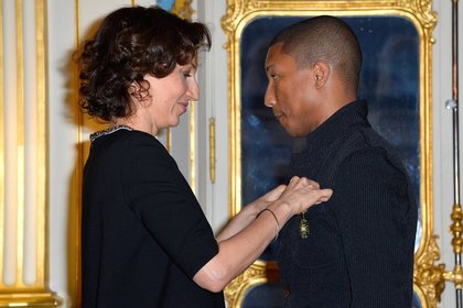 Pharrell Williams reçoit la médaille d'officier des arts et des lettres