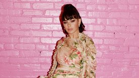 Charli XCX partage son dernier hit «Warm»