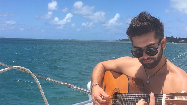 Kendji Girac : entre deux concerts, il profite du soleil!