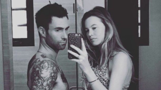 Adam Levine et Behati Prinsloo partagent la première photo de leur fille!