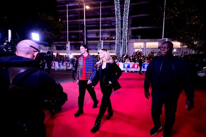Angèle et Roméo Elvis - Montée des Marches NRJ Music Awards 2019