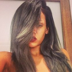 Rihanna : "le gris est le nouveau noir ! Le blond est trop commun"