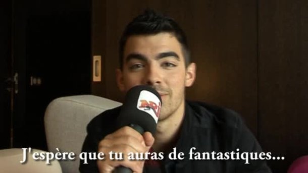 Joe Jonas félicite Carla Bruni pour son bébé