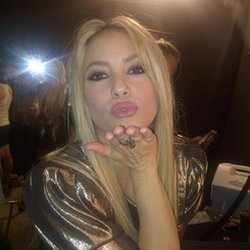 Shakira : un petit baiser pour remercier mes #shakifans, vous êtes les meilleurs du monde!!!-Shak 