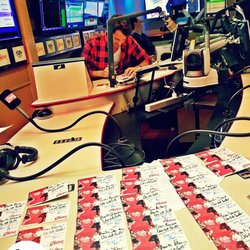 L'équipe dédicace des cartes !