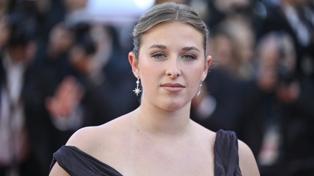Helena dévoile une nouvelle version de "Mauvais garçon" pour les festivals