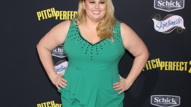 Rebel Wilson s'en prend aux soeurs Jenner