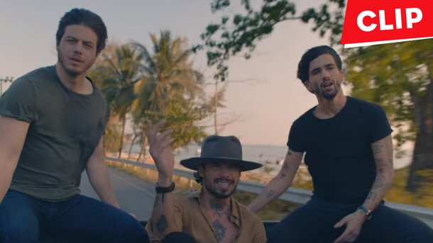 Arcadian dit stop à la routine dans le clip de «Bonjour, Merci»