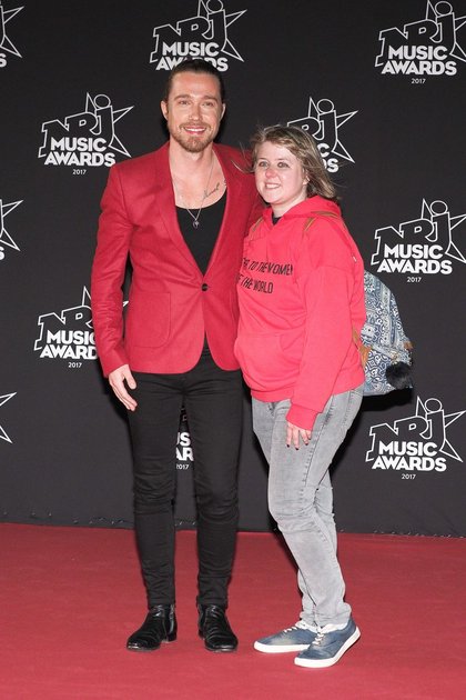 Julien Doré et une fan - NRJ Music Awards 2017