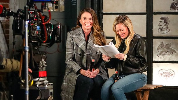 «Younger»: de quoi parle la série avec Hilary Duff?