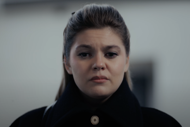 Louane dans le clip de "Chiens"