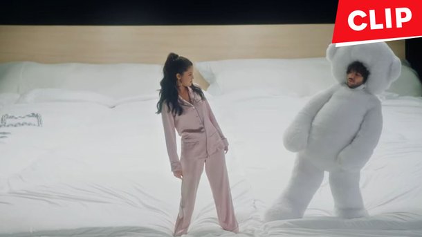 Selena Gomez, J Balvin et Benny Blanco se retrouvent au lit pour "I can't get enough"