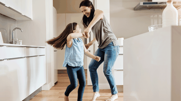 Les infos du Réveil Chérie : Nouvelle tendance pour éduquer ses enfants, la méthode “roue libre”