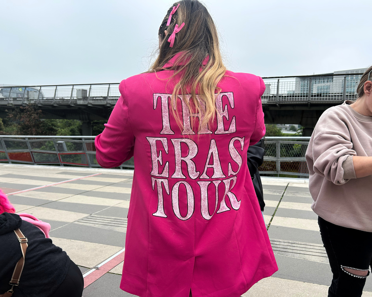 Fan de Taylor Swift sur le parvis de l'Accor Arena de la Défense, jeudi 9 mai 2024