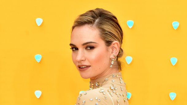 Lily James en troublante Pamela Anderson: les fans hystériques face à cette transformation choc!