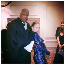 Jennifer Lopez ‏: Superbe soirée #amfARInspiration! Tellement touchée d'être honorée par ces agents du changement.Merci @OfficialALT @amfar
