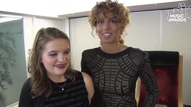 Tal remet l'Award du Meilleur Fan à Charline!