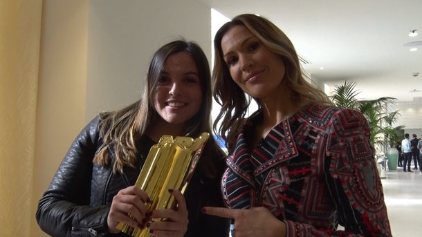 Vitaa remet le NRJ Music Award de la Meilleure Fan à Léa