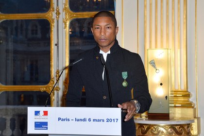 Pharrell Williams reçoit la médaille d'officier des arts et des lettres
