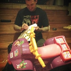 Pink : Carey Hart est un bidouilleur de stickers. Je l'ai vu faire ça pendant des heures dans son garage...