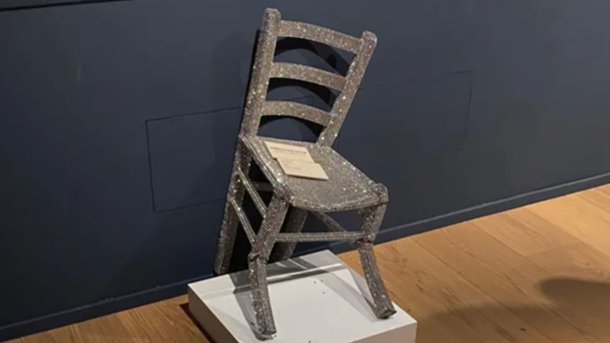 Les infos du Réveil Chérie :  un couple de touristes détruit une réplique de "La chaise de Van Gogh" en Italie