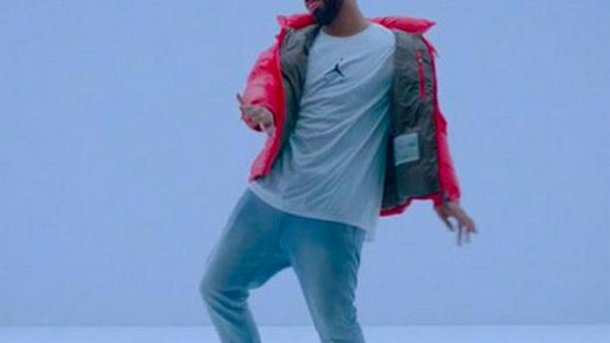 Drake: il rejoue «Hotline Bling» pendant un match de basket!