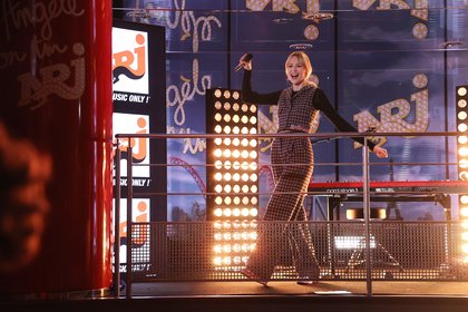Angèle en showcase dans le hall d'NRJ
