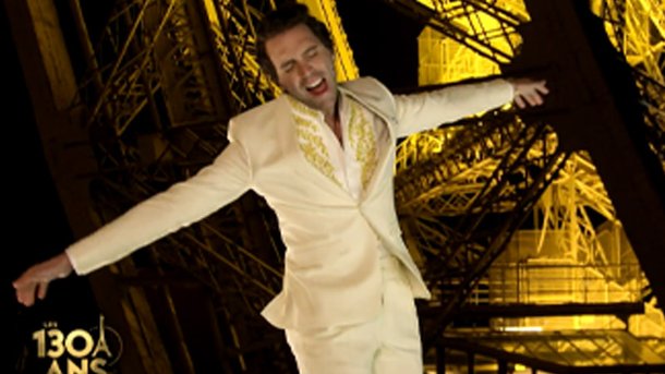 Mika interprète «Relax» en haut de la Tour Eiffel pour les 130 ans de la Tour Eiffel