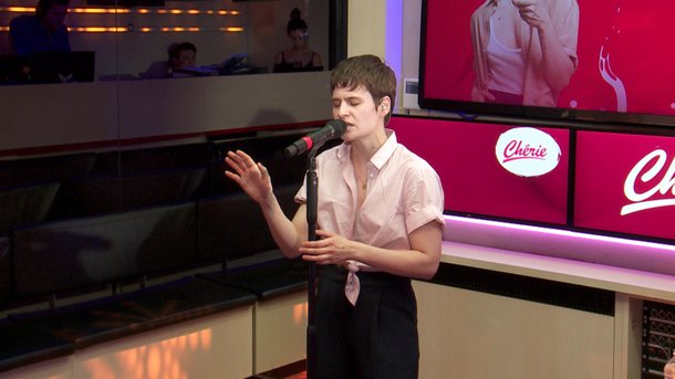 Christine and The Queens chante "La Marcheuse" en live sur Chérie