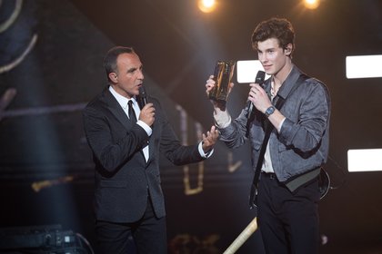 Nikos Aliagas et Shawn Mendes - NRJ Music Awards 20th Edition