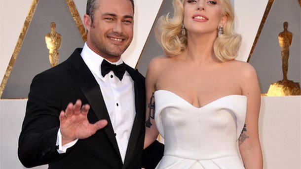 Lady Gaga se console dans les bras de Taylor Kinney après sa défaite aux Oscars!