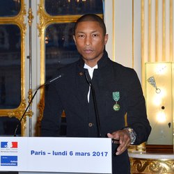 Pharrell Williams reçoit la médaille d'officier des arts et des lettres