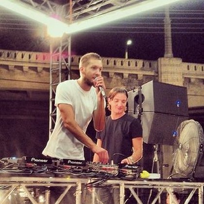 Calvin Harris: Dans les coulisses de la vidéo #UnderControl; moi entrain de dire à tout le monde que je les aime avec @alesso