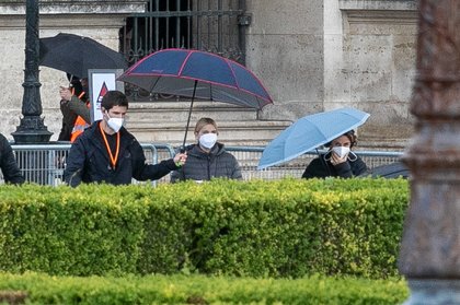 Lily Collins à Paris pendant le tournage d'"Emily In Paris"
