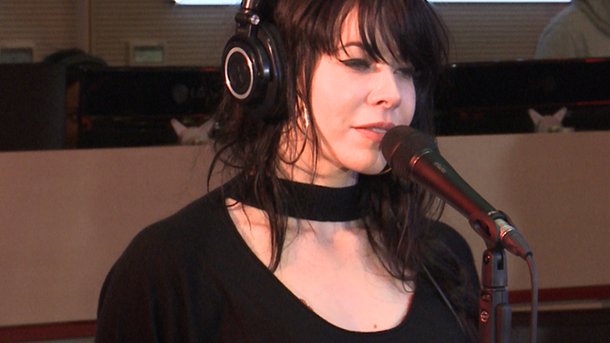 Alex Hepburn chante en live son nouveau single «I Believe» chez Chérie