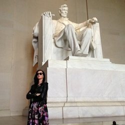 Katy Perry pose devant la statute d'Abraham Lincoln