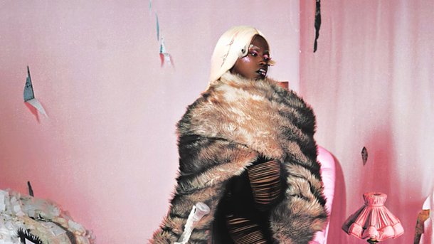 L'étoile montante, Theodora, dévoile le clip captivant de "Fashion Designa"