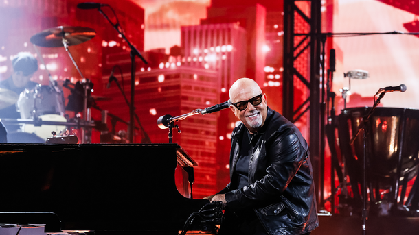 Billy Joel signe une majestueuse ballade au piano « Turn the Lights Back On »