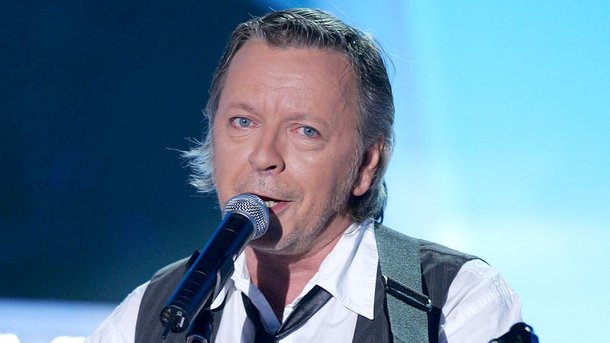 Renaud: Romane Serda confirme qu'il va beaucoup mieux
