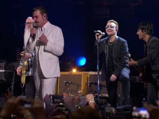 U2 & Eagles Of Death Metal sur scène à Paris