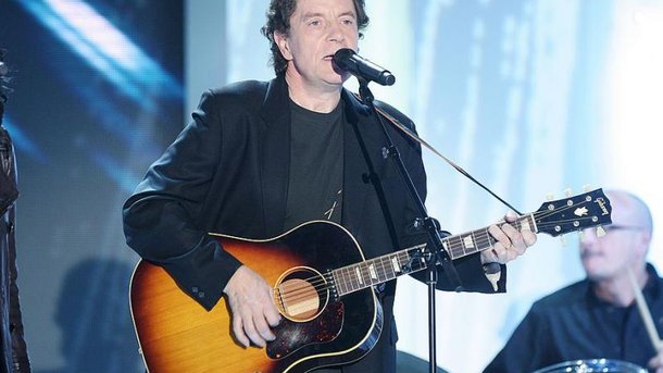 Quand Francis Cabrel adapte ses propres tubes à l'étranger