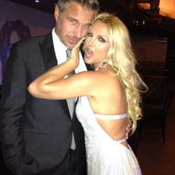 Britney pose avec Jason lors d'un gala de charité