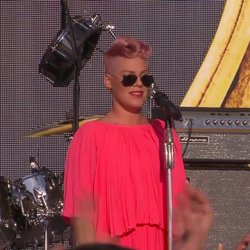 Showcase de Pink à Los Angeles pour la sortie du film "Alice de l'autre côté du miroir"