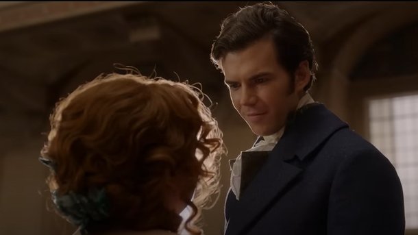"La Chronique des Bridgerton" : Luke Newton (Colin) en couple, il officialise sa relation sur Instagram