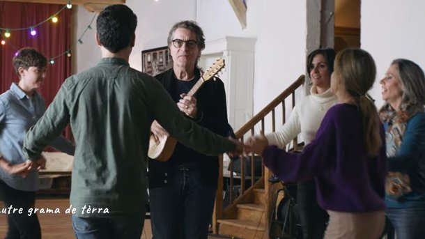 Francis Cabrel signe "Un gramme de terre", une chanson inédite à 10 voix
