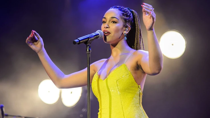 Jorja Smith : pourquoi la compare-t-on à Amy Winehouse ?